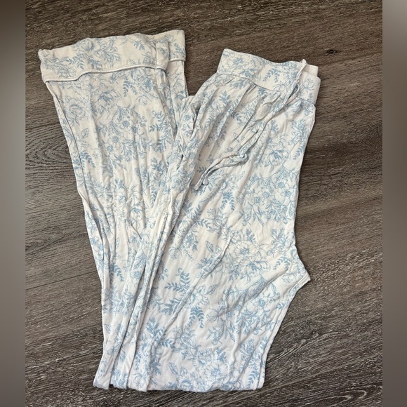 Cozy Earth White & Blue Floral Stretch Knit Long Sleeve Pajamas - Picture 4 of 7